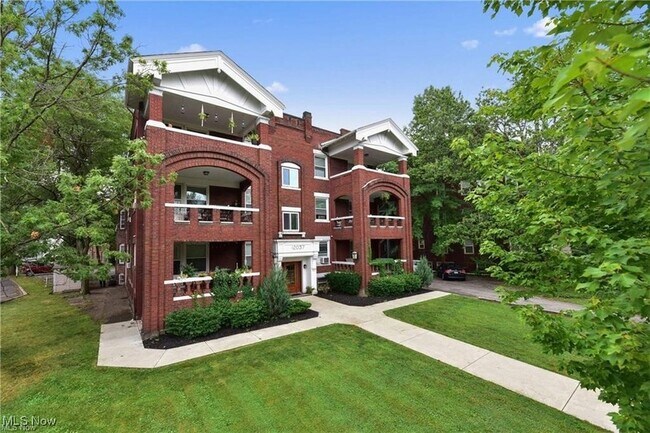 Foto del edificio - 12037 Lake Ave