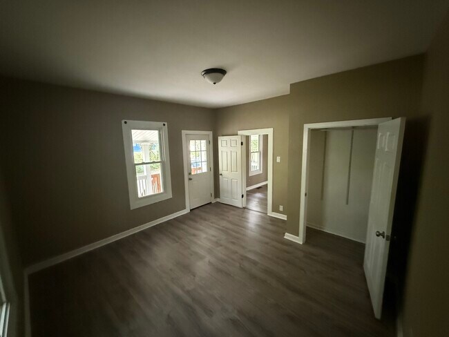 Foto del edificio - 1326 E Harper Ave