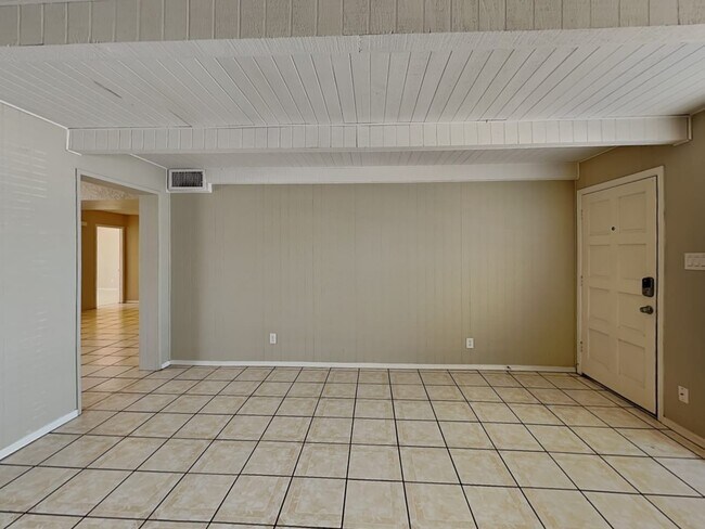 Building Photo - 5501 W Heatherbrae Dr
