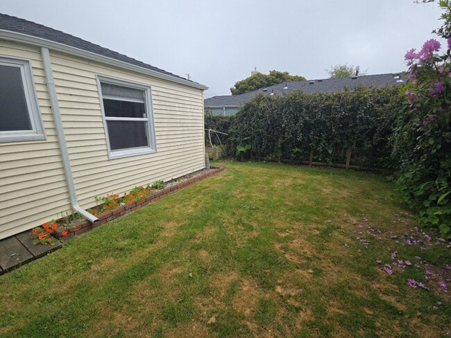 Building Photo - Beautifully designed 2BD/1BA home located near Henderson Center!