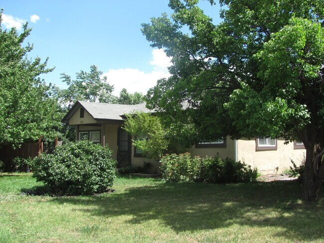 Building Photo - Cute Stucco Home - 2 bedrooms 1 bath