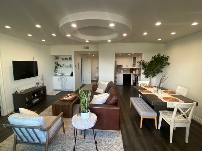 Building Photo - 321 S San Vicente Blvd