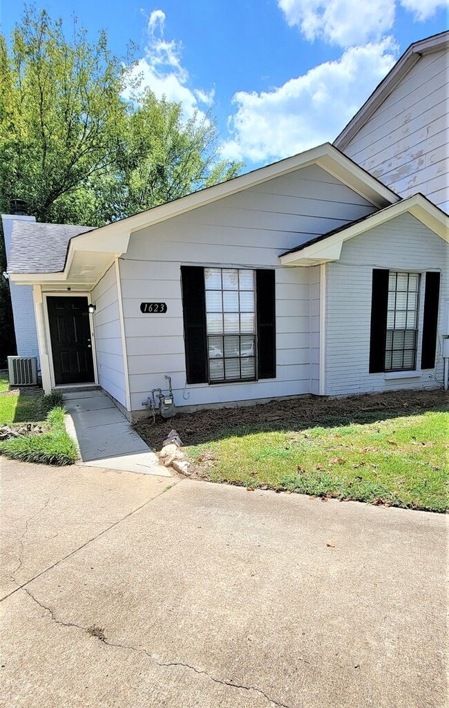 Foto del edificio - Adorable UPDATED 2-Bedroom, 2-Bathroom Tow...