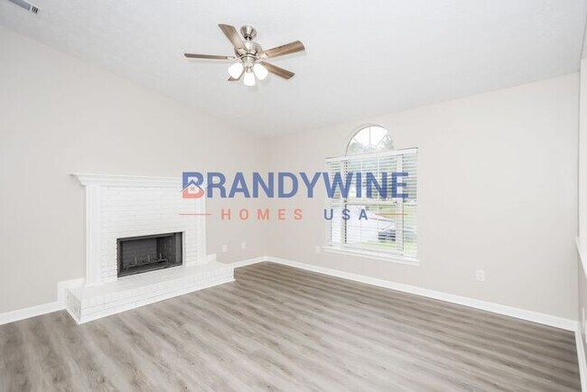 Foto del edificio - MOVE IN BY DEC 24TH AND JANUARY RENT IS FREE!