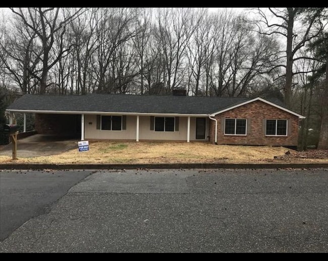Building Photo - 420 Deerwood Dr