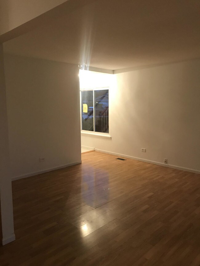 Foto del edificio - 1355 Kingsbury Dr