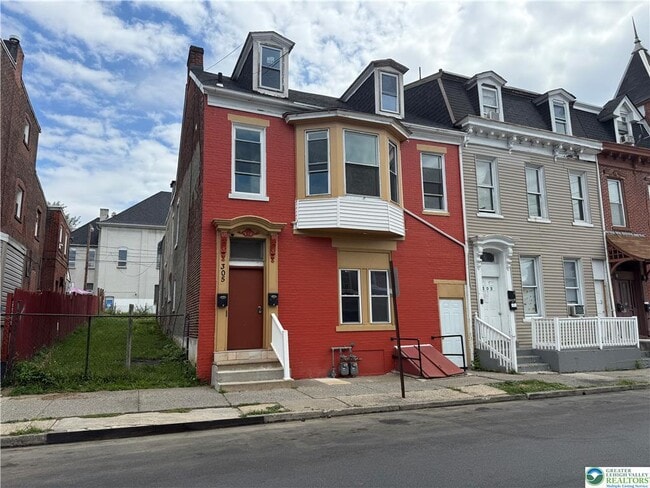 Building Photo - 305 N 2nd St