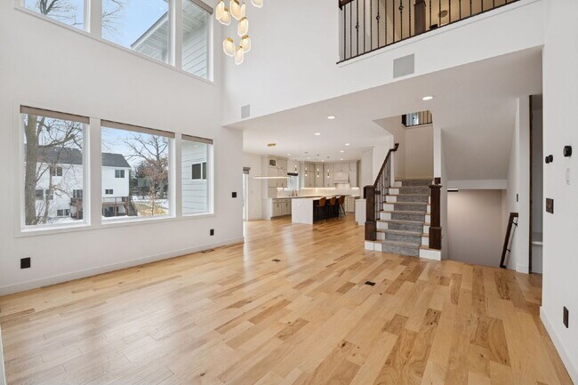 Building Photo - Luxurious 5-Bed/5 Baths, Granite & 3 Car Garage
