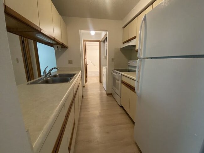 Building Photo - $950 | 2 Bedroom, 1 Bathroom Apartment | N...