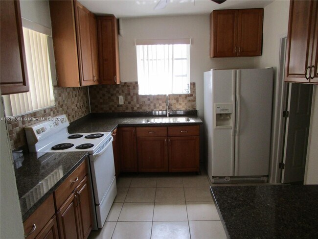 Foto del edificio - 1290 NE 158th St   North Miami Beach Fl 33162