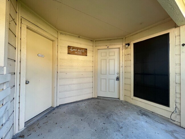 Building Photo - AVAILABLE NOW - 2 BEDROOM 2 BATH APARTMENT...