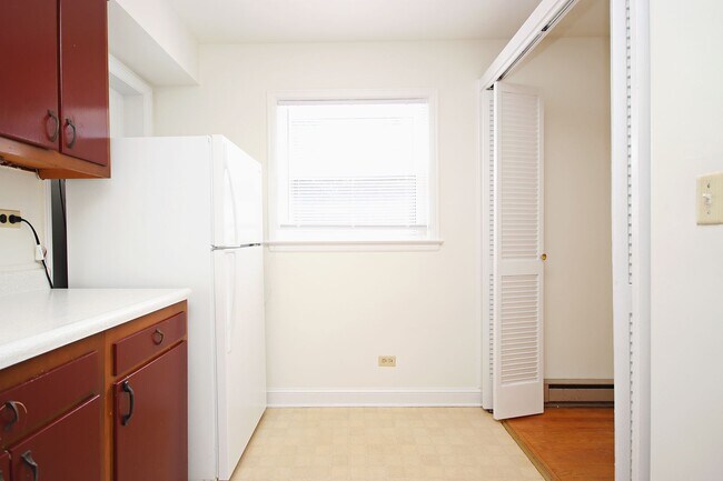 Foto del edificio - Student-Friendly Ivy Rd Apartment Near Foo...