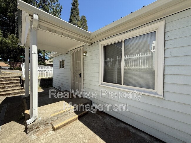 Foto del edificio - 203 NW Pine St