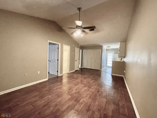 Foto del edificio - 230 Lanier Dr