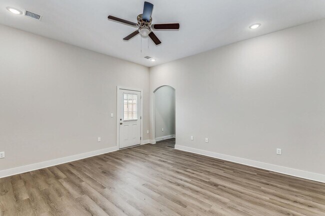 Building Photo - 3 Bedroom, 2 Bath Duplex - With washer and...