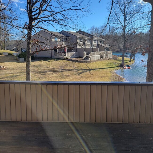 Foto del edificio - 74 Lakeshore Ct