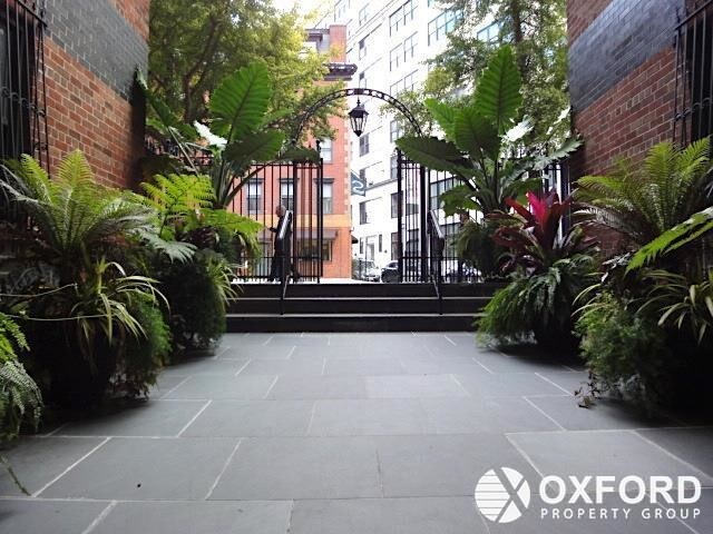 Foto del edificio - 319 W 13th St