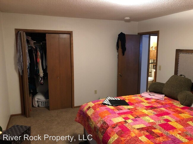 Foto del edificio - 1002 Oak St N