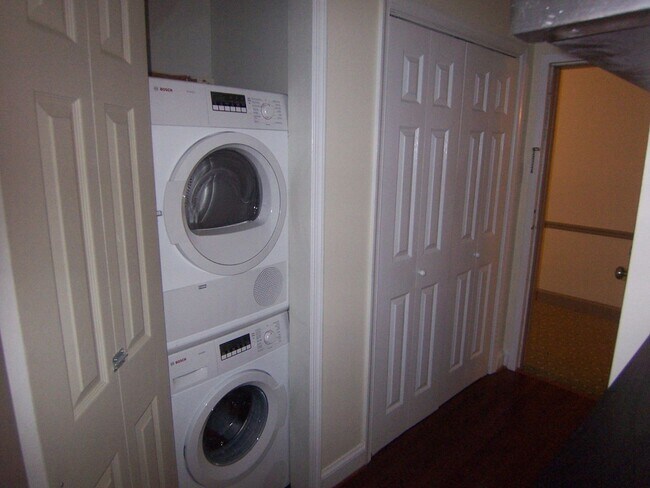 Building Photo - West End Great Studio 2 blocks from Dupont...