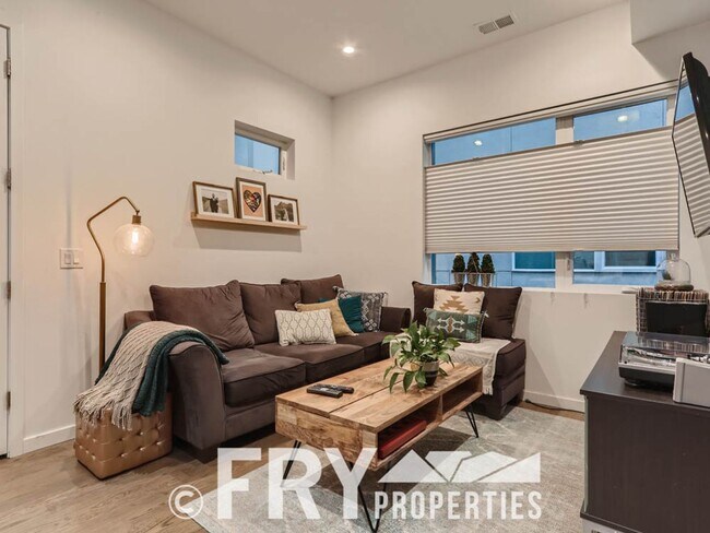 Foto del edificio - Beautiful townhome in the Sloans Lake Neig...