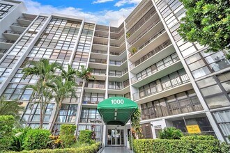 Building Photo - 1000 Parkview Dr