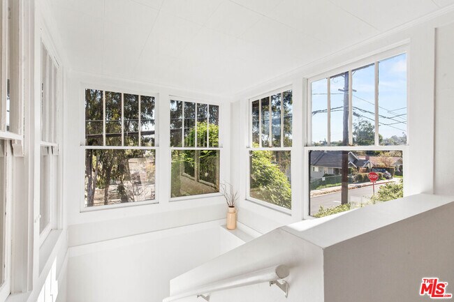 Foto del edificio - 4849 San Rafael Ave