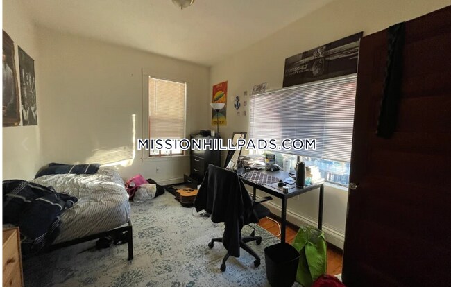 Foto del edificio - 64 Fisher Ave