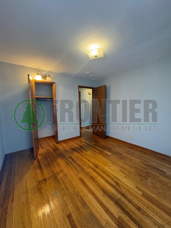 Foto del edificio - 532 Ames Pl