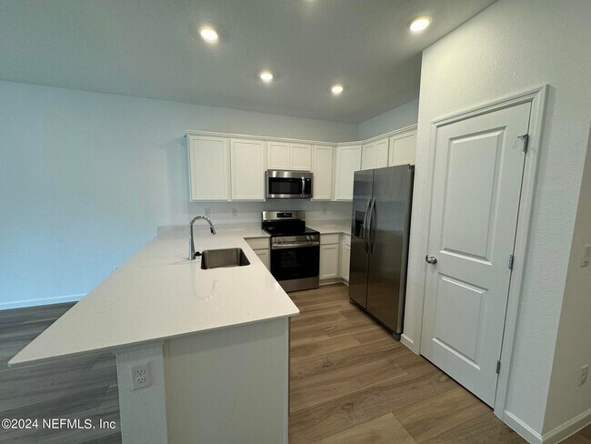 Building Photo - 701 Holly Lks Dr
