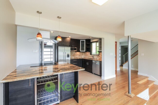 Foto del edificio - Waterfront Elegance with Private Dock and ...