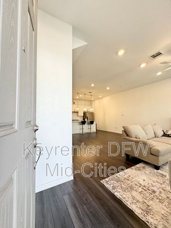 Building Photo - 9927 Tolbert St