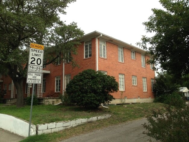 Building Photo - 553 Club Dr