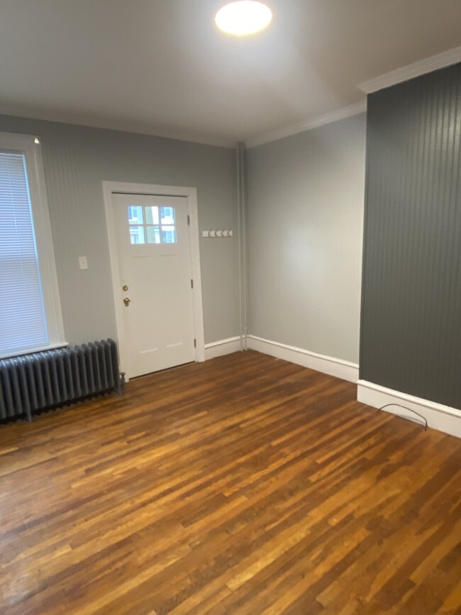 Front door entry into living room - 1236 Memorial Ave