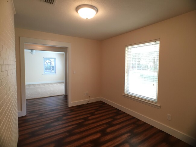 Building Photo - 701 Planet Dr