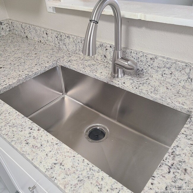 Building Photo - 3 Bedrooms 1 and 1/2 Bath