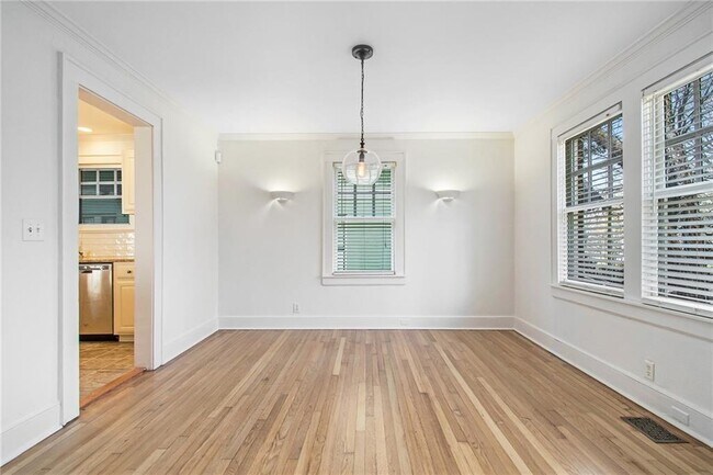 Building Photo - 476 Hemlock Cir SE
