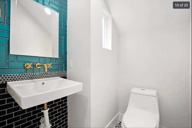 1/2 baño en el piso principal - 1602 Springdale Rd