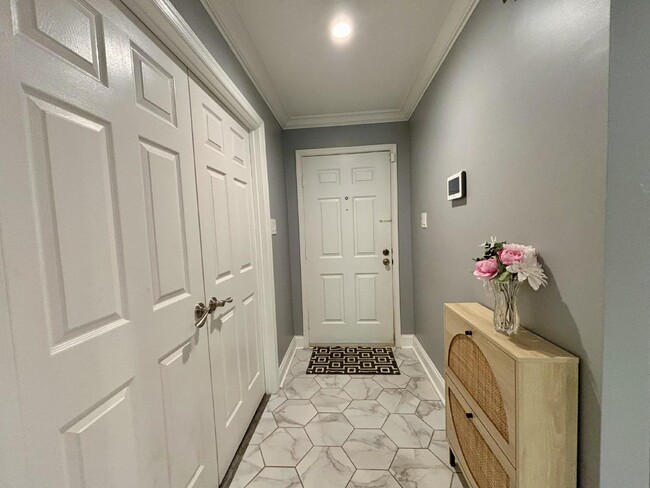 Building Photo - 2 Bed/2Bath Condo Available in Luxberry Co...