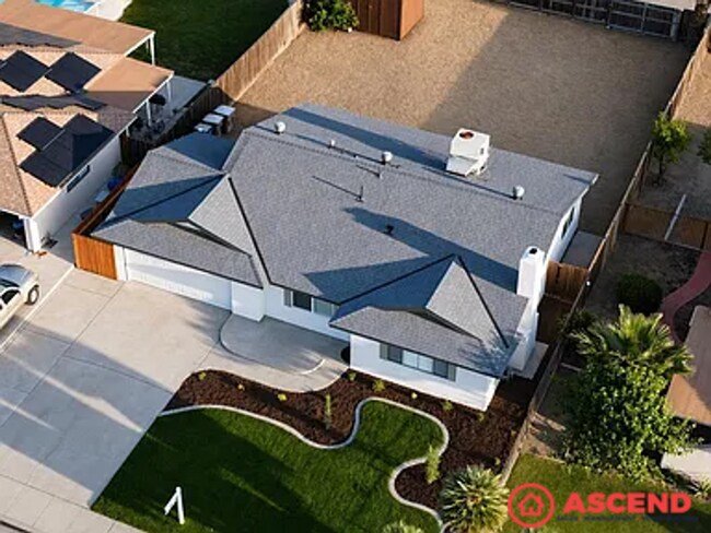 Foto del edificio - Fantastic 3BD/2BA Home in Bakersfield's 93309 — Garage, Gardener Included!