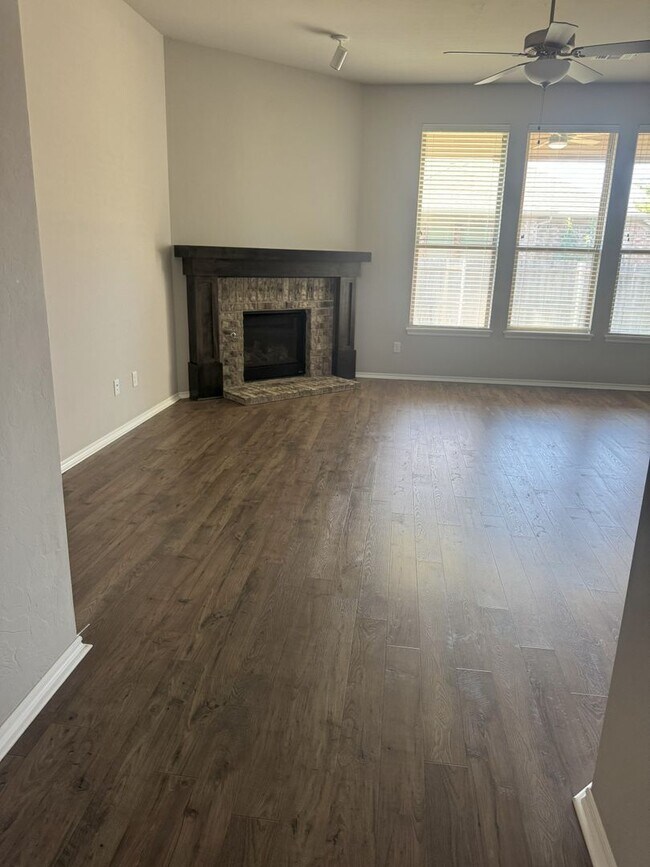 Foto del edificio - Charming three bed two bath in South OKC