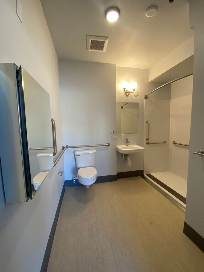 Foto del edificio - ADA accessible 1 bed 1 bath unit in fully renovated complex
