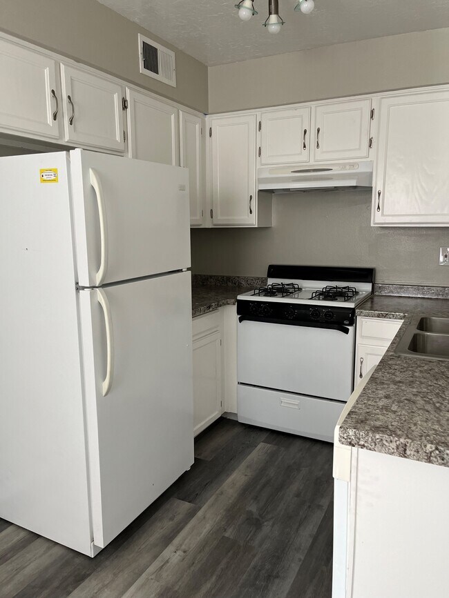 Building Photo - 5005 Hardin Dr NE