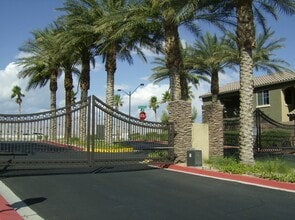 Building Photo - 6868 Sky Pointe Dr