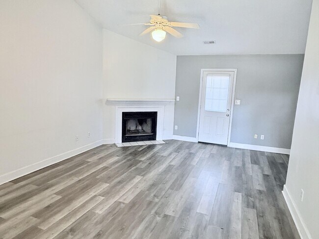 Foto del edificio - 418 Eucalyptus Ln