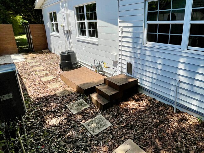 Building Photo - 1430 Haven Dr