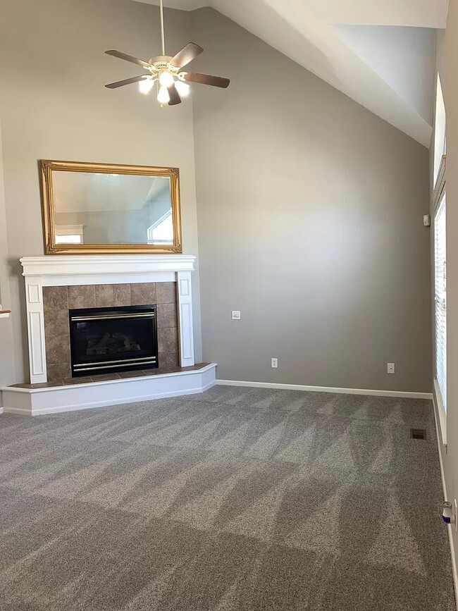 Building Photo - 230 NE Chateau Dr