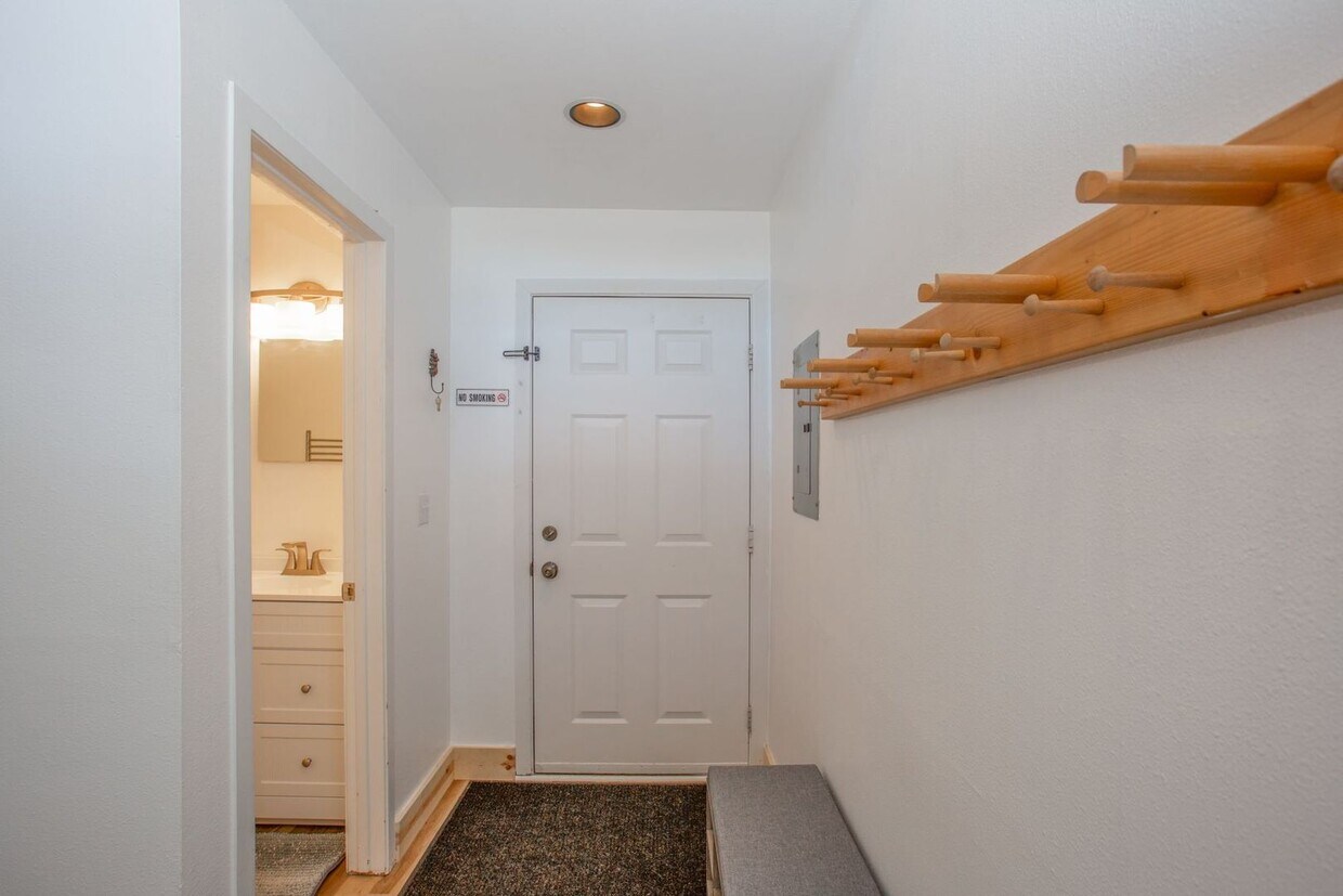 Primary Photo - Update furnished One Bedroom One Bathroom ...