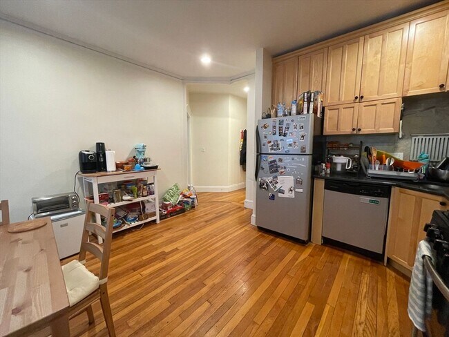Building Photo - Brookline 4bed / 2bath no broker fee - $5500