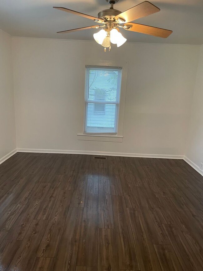 Foto del edificio - Adorable 2BR Home with Rocking Chair Front...