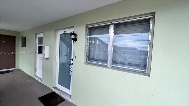 Foto del edificio - 960 Crystal Lake Dr
